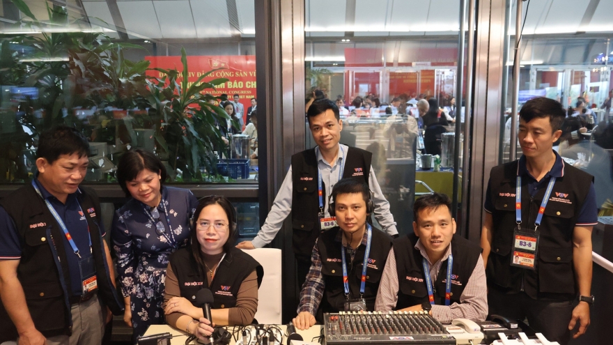 Phóng viên các báo, đài tất bật tác nghiệp tại Đại hội XIV của Đảng